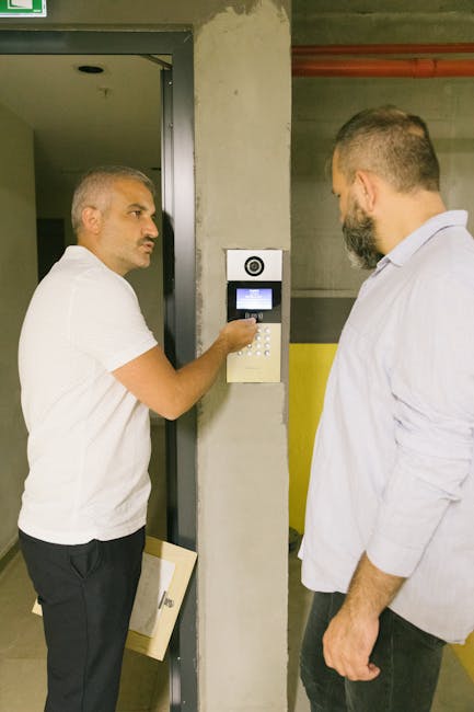 Namuose saugumas ir patogumas: žmogus prie durų spynos, palyginimui naudojamos signalizacijos ir kameros (Pexels)