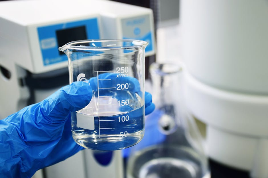 Vandens kokybė namuose: žmogus renkasi vandens filtrus ir svarsto laboratorinių tyrimų laiką, Pexels vaizdas